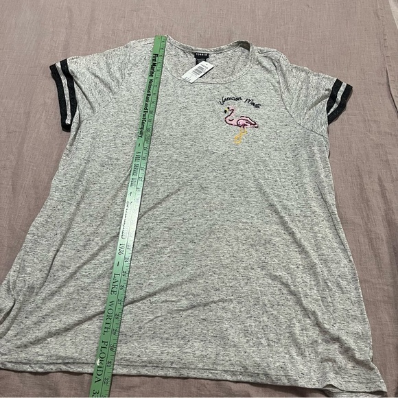 NWT Torrid Gray Tee Embroidery Pink Flamingo Sequin Design Vacation Plus Size 4 - Picture 6 of 7